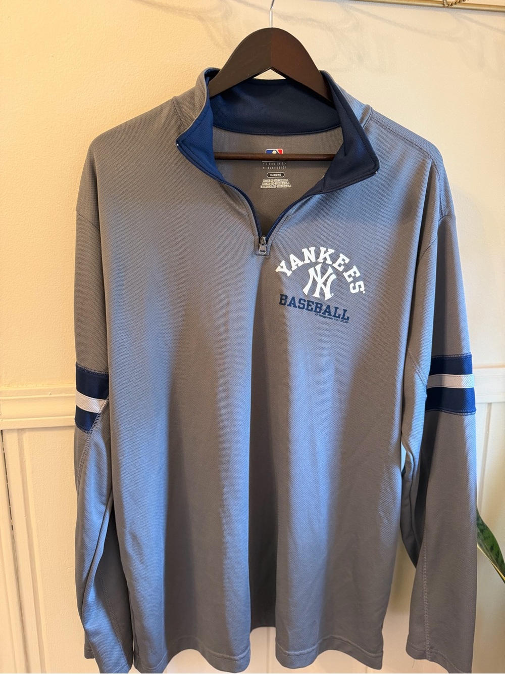 MLB New York Yankees Men’s XL Gray Quarter-Zip Performance Pullover